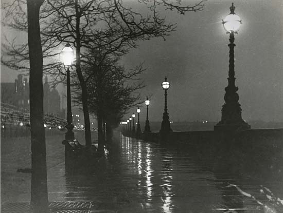 A Wet Night on The Embankment 1895