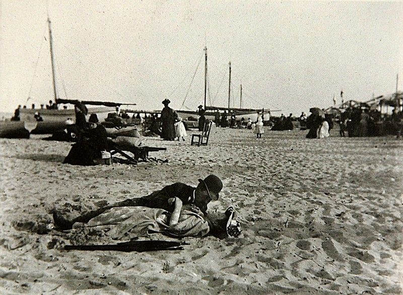 Paul Martin Couple On Yarmounth Sands 1894