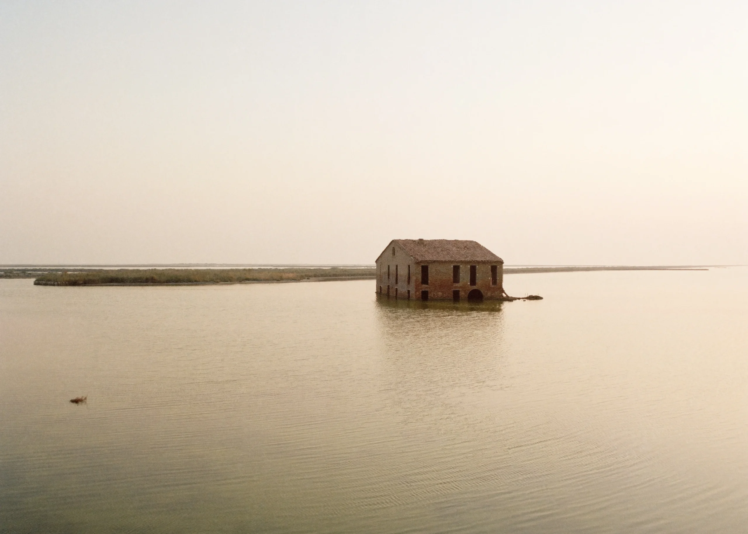Read more about the article Luigi Ghirri – Güneşin Altında Hiçbir Şey Eski Değildir