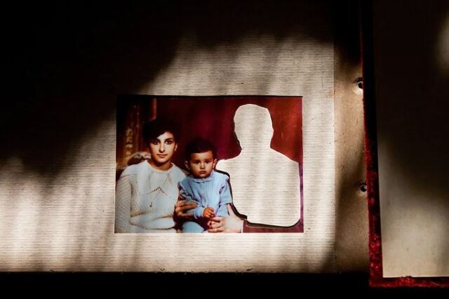 Diana Markosian’ın Father serisi, hem kişisel hem de evrensel düzeyde izleyicide derin izler bırakan, etkileyici bir görsel anlatıdır. Markosian, Sovyet sonrası Ermenistan’da geçen çocukluk anılarından yola çıkarak, yıllar sonra Amerika’da yeniden bulduğu babasıyla olan ilişkisini fotoğraf, film ve kurmaca öğelerle harmanlayarak işler. Bu çalışma, sadece bir baba-kız ilişkisinin izini sürmekle kalmaz, aynı zamanda göçün, ayrılığın ve yeniden kavuşmanın yarattığı duygusal boşlukları sorgular.

Father, aidiyet, bellek, kimlik ve aile temalarını bir araya getirirken, gerçek ile kurmaca arasındaki sınırları ustalıkla bulanıklaştırır. Markosian, hem kendi geçmişine hem de izleyicinin içsel dünyasına hitap eden bir anlatım dili geliştirir. Çocuk belleğinde donup kalmış bir baba figürü, yıllar sonra karşısına çıkan gerçek kişiyle yüzleştiğinde, zamanın yarattığı boşluk ve dönüşüm çarpıcı bir şekilde ortaya çıkar. Fotoğraflar, yönetilmiş sahneler ve birebir anılardan esinlenen kurgularla dokunan bu hikâye, hem izleyiciye tanıdık bir yakınlık sunar hem de kişisel olanın ne denli evrensel olabileceğini gösterir.

Bu yönüyle Father, yalnızca bir otobiyografik anlatı olmanın ötesine geçerek, göçün ruhsal etkilerini, kayıp ve özlem duygularını, aile bağlarının karmaşıklığını ve geçmişle barışma çabasını içten bir dille ortaya koyar. Markosian, görsel sanatın imkânlarını kullanarak, geçmişi yeniden sahneye koyar ve izleyiciyi hem bir tanık hem de bir hatırlayıcı olmaya davet eder.
.
#dianamarkosian #aralıkmag