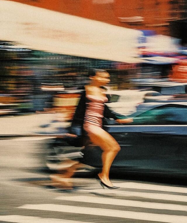 Aleksandr Babarikin, Belarus’ta doğmuş ve şu anda New York’ta yaşayan bir fotoğraf sanatçısıdır. Tam zamanlı bir yazılım mühendisi olarak çalışmaktadır ancak fotoğrafçılıkla kurduğu bağ onu görsel anlatının güçlü isimlerinden biri hâline getirmiştir. 2020 yılında bir kamera satın almasıyla başlayan bu serüven, kısa sürede onun hayatında derin bir yer edinmiştir. Sokak fotoğrafçılığına yönelmesi, gündelik olanı estetik ve duygusal bir dile dönüştürme çabasının başlangıcı olmuştur.

Babarikin’in fotoğraflarında izlenimcilik ile soyut dışavurumculuk arasında bir geçişkenlik vardır. Işık, gölge, bulanıklık ve yansıma gibi unsurlar, onun karelerine hem düşsel hem de şiirsel bir hava katmaktadır. Eserlerinde gerçeklik algısı parçalanır; bu kırılganlık, izleyiciyi bir anı deneyimlemekten çok, hissedilen bir âna dahil eder. Fransız izlenimci ressamlar Degas ve Manet, onun estetik bakışını şekillendiren önemli figürlerdir.

Sinemadan animasyona, edebiyattan görsel sanata kadar geniş bir yelpazeden beslenen Babarikin’in işleri, kendi sessiz evrenini kurar. Tarkovsky’nin zamanla ilişkisi ve Wong Kar-Wai’nin renk kullanımı, onun fotoğraflarında yankı bulmaktadır. Fotoğraf onun için yalnızca belge değil, iç dünyayı dışa vurmanın bir aracıdır. Her karesinde izleyiciye düşünmek, hissetmek ve kendi yolculuğunu aramak için bir alan açılmaktadır.
.
#aleksandrbabarikin #aralıkmag