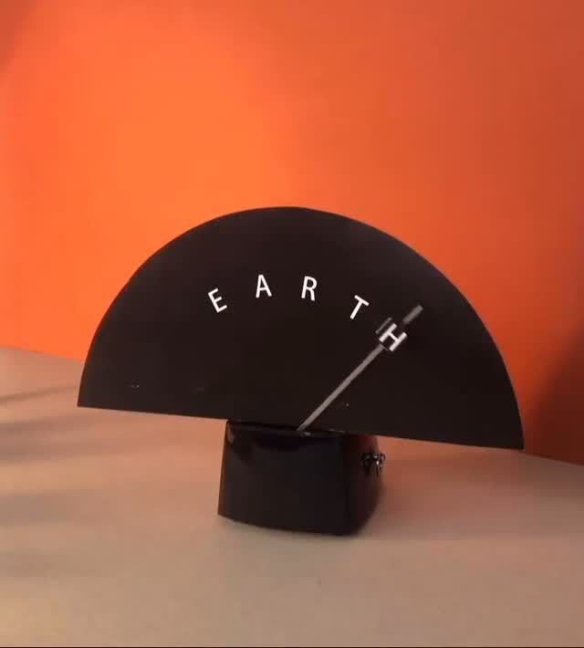 Doğaya bir aşk mektubu gibi… Federica Sala’nın “Heart Earth” adlı kinetik heykeli, Dünya Günü’ne özel olarak tasarlanmış ve kalpten gelen bir çağrıyı taşıyor: Earth olmadan Heart olmaz. Hareketin ve denge arayışının şiirsel bir yorumu olan bu eser, izleyiciyi sadece izlemeye değil, hissetmeye de davet ediyor.
.
#fredericasala #hearthearth #aralıkmag