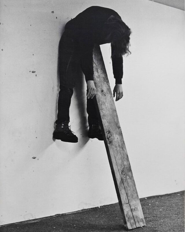 Charles Ray’in Plank Piece I & II adlı eseri, bedenin biçimsel ve kavramsal sınırlarını zorlayan ikonik bir performatif fotoğraf serisidir. 1973 tarihli bu iki parçalık çalışmada sanatçı, kendi bedenini bir duvar ile tahta kalas arasında sıkıştırarak adeta bir heykel gibi poz verir. Hem bir nesneye dönüşür hem de özne olmaya devam eder. Yerçekimiyle oynayan bu yalın kompozisyon, aynı zamanda bedenin güç, pasiflik ve şekil alma kapasitesine dair çarpıcı bir görselleştirme sunar.

Bu eser yalnızca fiziksel bir gösteri değil, aynı zamanda görsel algının sınırlarına dair bir sorgulamadır. Ray, bedenini malzeme gibi kullanarak hem Minimalizm’in biçimsel disiplinine hem de bedeninin doğrudanlığına gönderme yapar. Zamanı ve hareketi sabitleyen fotoğraflar, izleyiciyi hem görsel hem de zihinsel bir denge durumuyla yüzleştirir.
.
#charlesray #plankpiece #aralıkmag